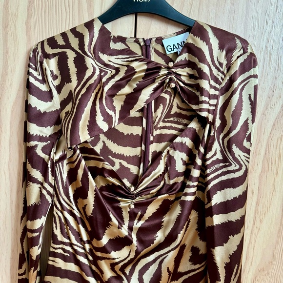 GANNI Asymmetric Tiger-Print Silk-Blend Blouse - Picture 9 of 11